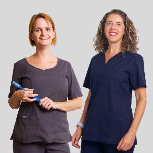 Doctoras Elisa Santa Cruz Daza y Cristina Murube Muñoz, dentistas especialistas en odontología general en Clínica dental Las Camelias en Sevilla Este.
