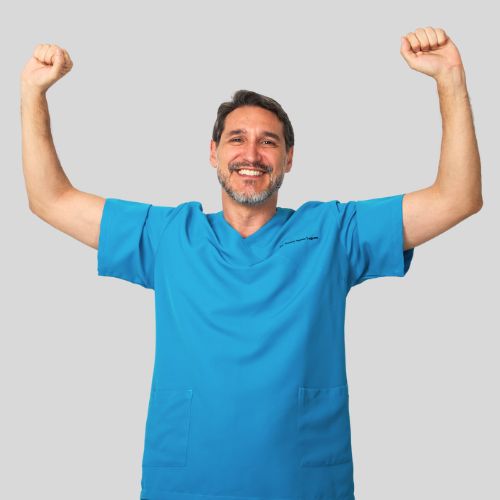 Dentista en Sevilla Este, Dr. Daniel Torres Lagares, con los brazos en alto.